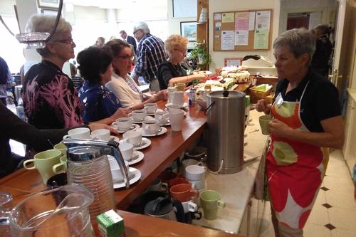 Vapaaehtoiset palvelevat seurakuntakodin kahvilassa